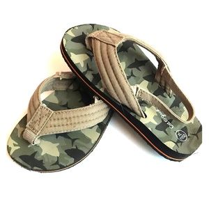 Cat & Jack size 11/12 boys camp flip flops